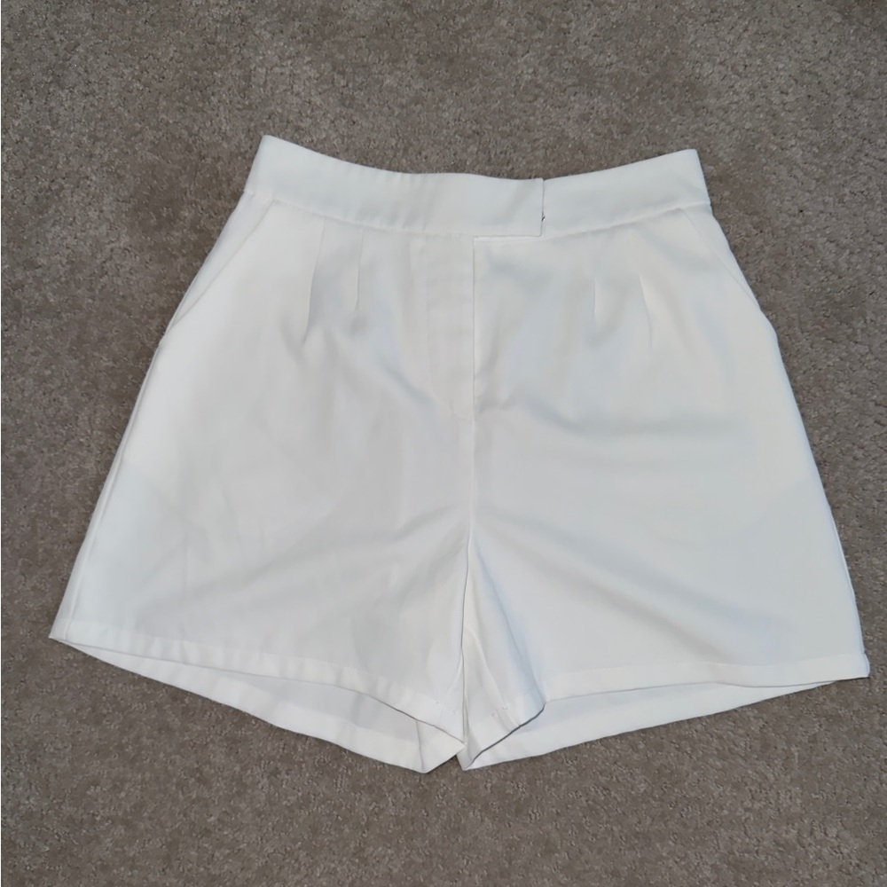 White High Waist Relaxed Fit Shorts